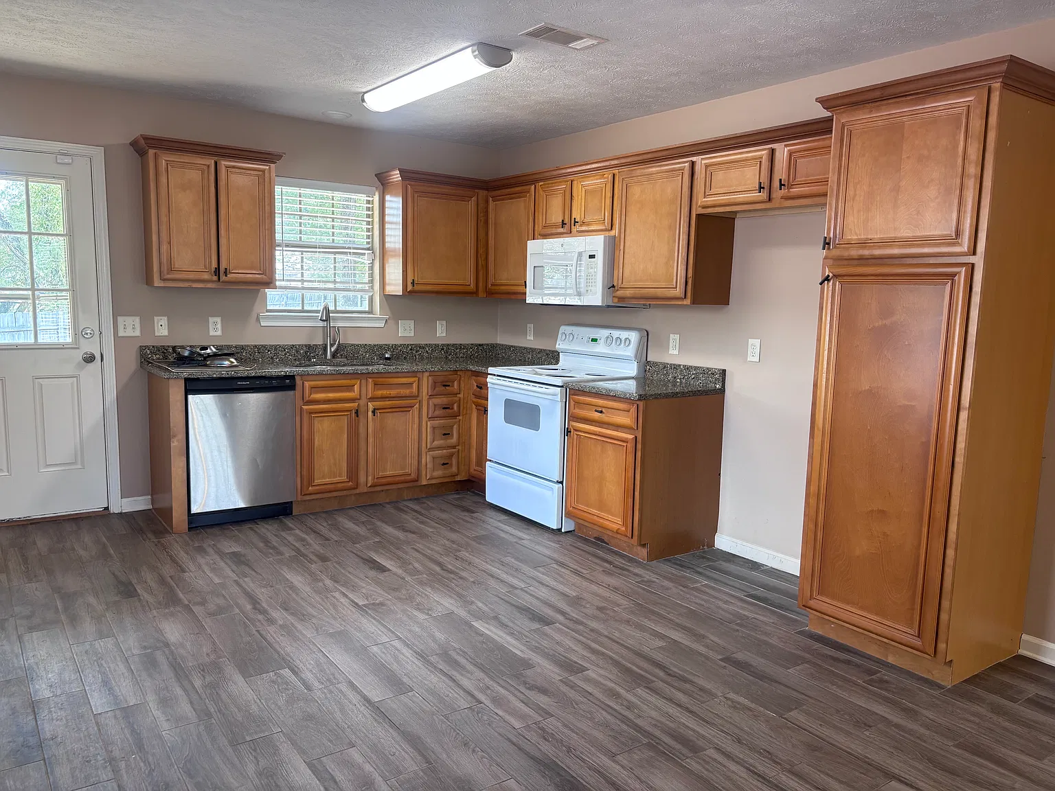 3 bed, 1234 sqft, $1,700 — Photo 4