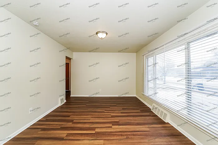 3 bed, 2.0 bath, 936 sqft, $1,530 — Photo 4