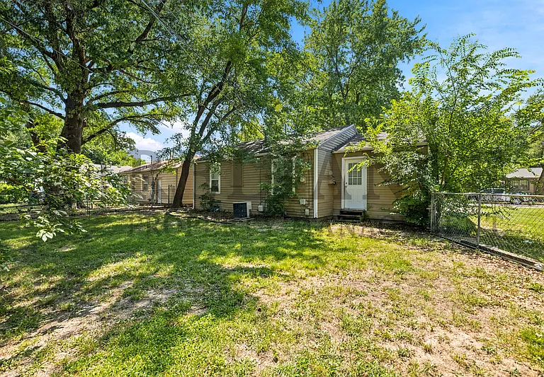 1126 S Silverdale Ct — Photo 6
