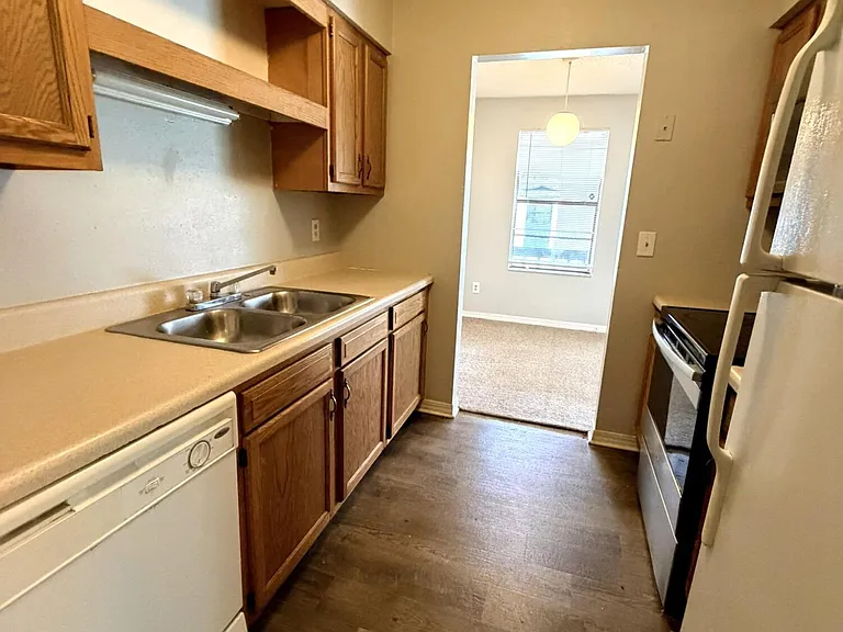 460 Bentwood Ln #C — Photo 6