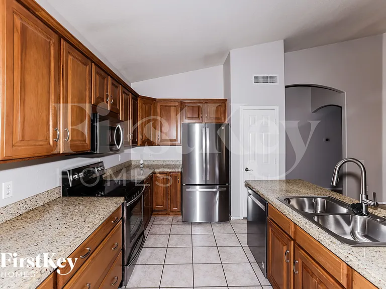 1102 W Monte Cristo Ave — Photo 4