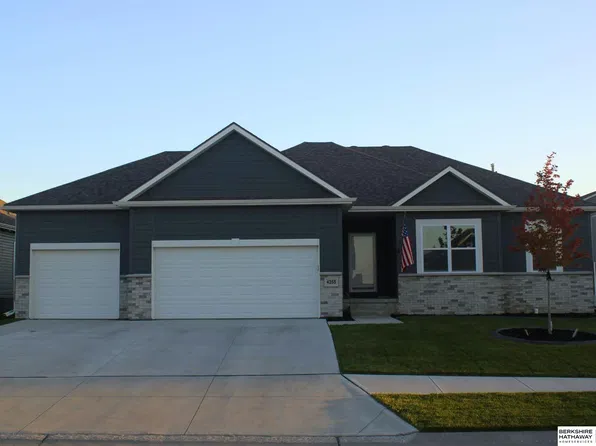 4255 Pinehill Rd, Bellevue, NE 68123