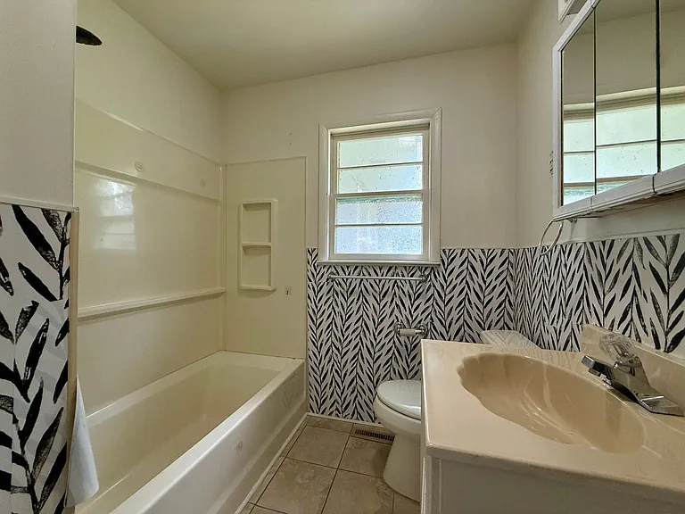 348 S Derby Ave — Photo 5