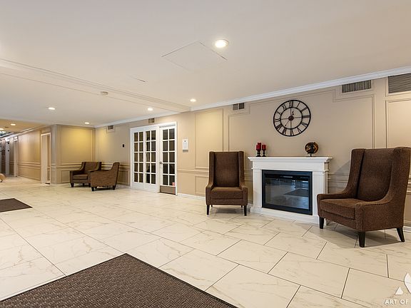 2nd image of 2909 N Sheridan Rd APT 407