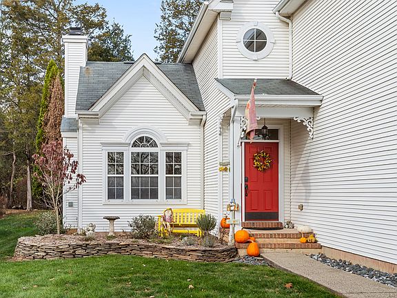 2nd image of 35 Bouwrey Pl