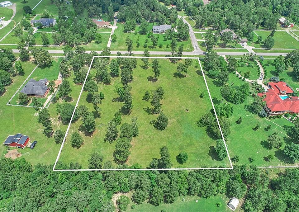 Gorgeous lot in Crown Oaks. Lines are approximate