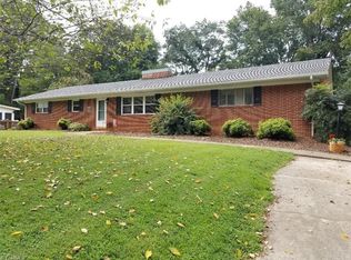 138 Lakeview Dr, Mount Airy, NC 27030