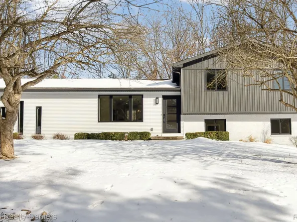 605 Indian Lake Rd, Oxford, MI 48371