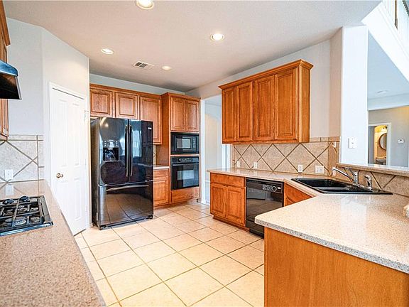 2nd image of 2821 Barefoot Ln