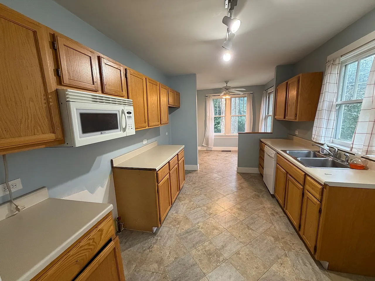 3 bed, 1350 sqft, $2,700 — Photo 2
