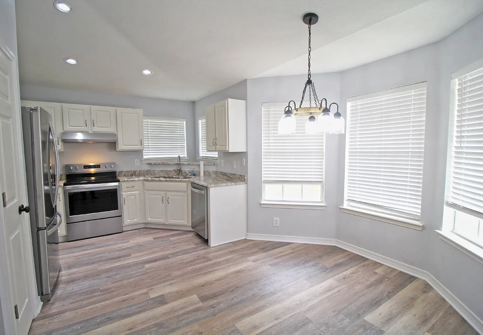 3 bed, 2.0 bath, 1380 sqft, $1,800 — Photo 4