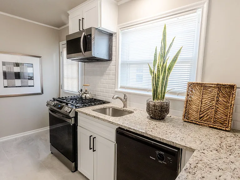 Everly Apartments on Cherry Street — Photo 16