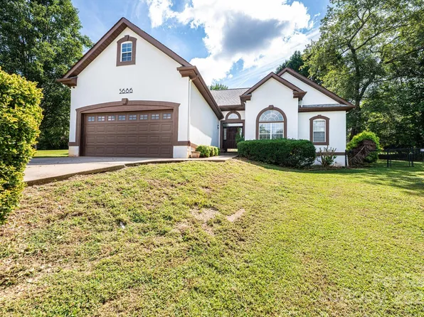 5686 Gold Creek Bay Dr, Hickory, NC 28601