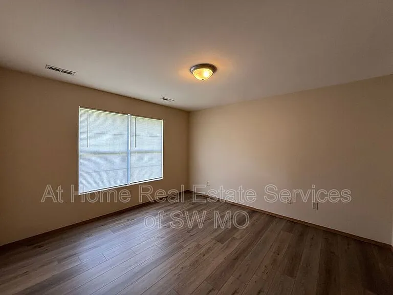 1132 S Clifton Ave — Photo 9
