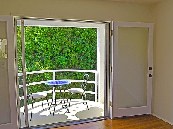 Balcony/retractable screen, french doors, table/chairs