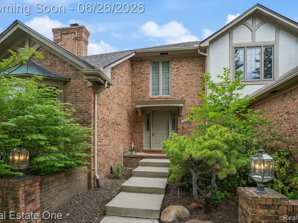 2898 Eagle Dr, Rochester Hills, MI 48309