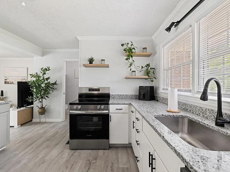 5614 Athens Ln — Photo 1