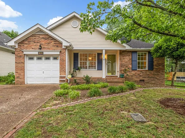 102 Oak Leaf Dr, Hendersonville, TN 37075