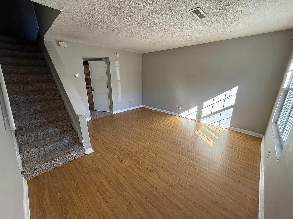 Building Photo - 507 Stinson Dr #6G