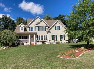 6 Hollandview Dr, Bloomfield, CT 06002