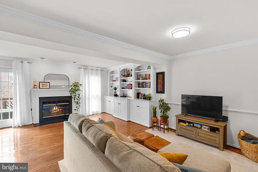 3 bed, 2.5 bath, 1740 sqft, $4,300 — Photo 1