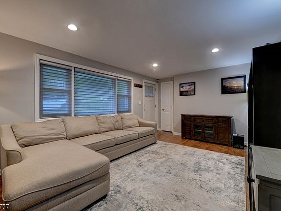 3rd image of 37 White Meadow Rd