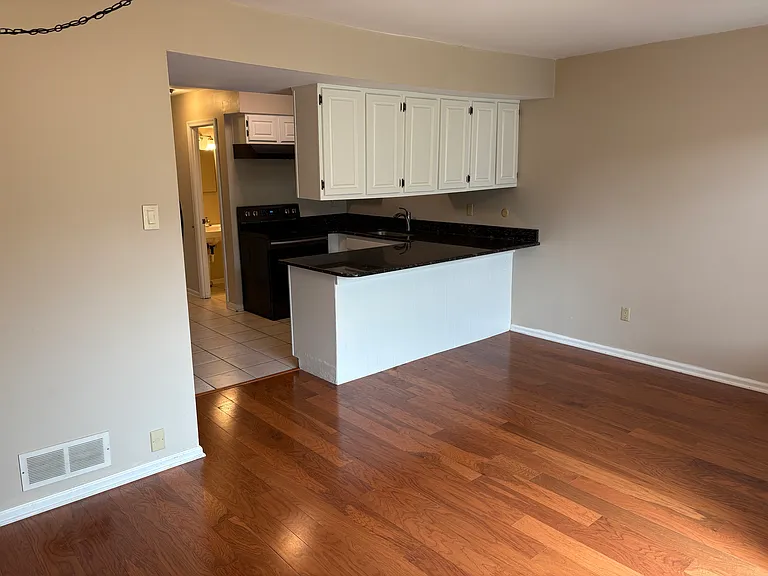 323 Milford Ct — Photo 16