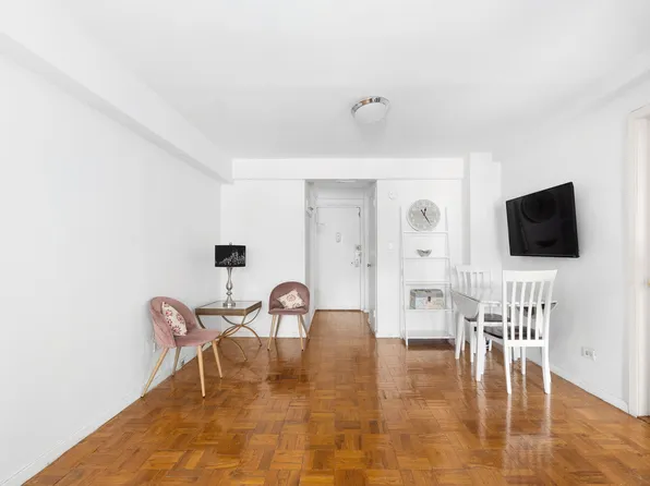 240 East 55th Street image 1 of 8