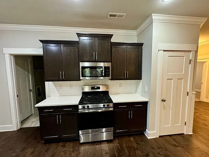3 bed, 2.0 bath, 1850 sqft, $1,920 — Photo 4