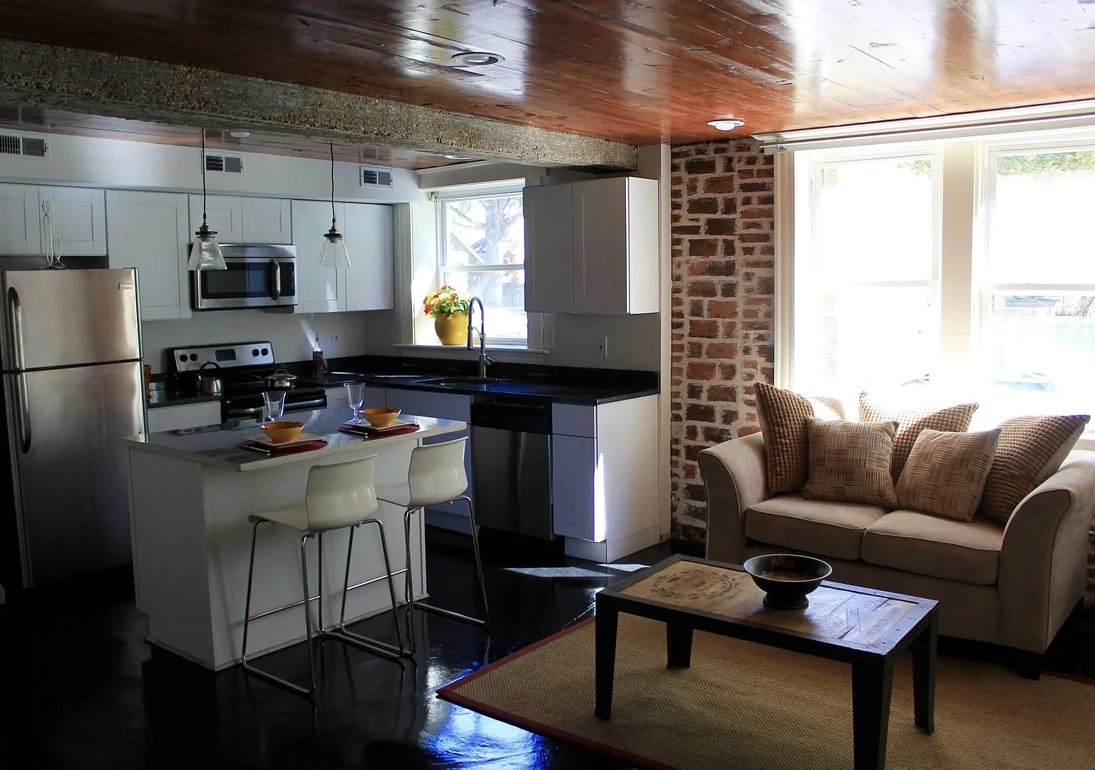 3535 Roger — Photo 2