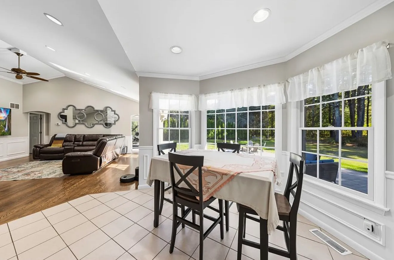 3 bed, 2700 sqft, $2,300 — Photo 2