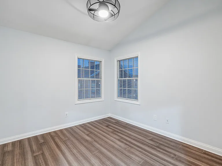 2068 Broughton St — Photo 37