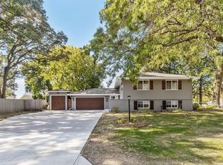 2180 Lamplight Dr, Woodbury, MN 55125