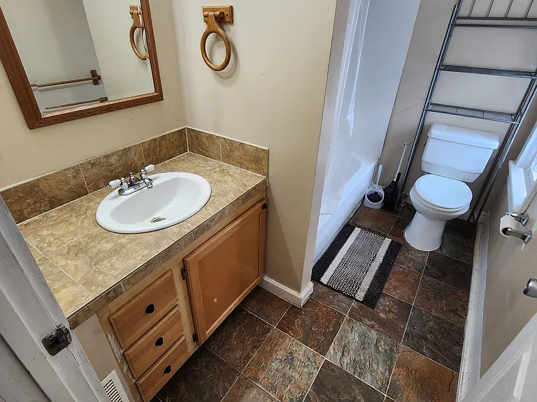 210 Grove St NW #B — Photo 7