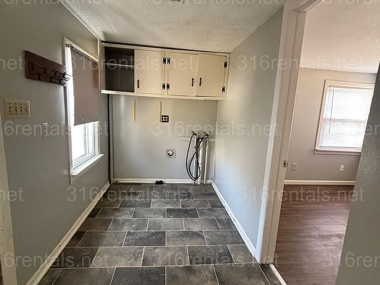 511 W Locust Ave — Photo 16