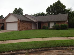 2205 N Lincoln Ave, Moore, OK 73160