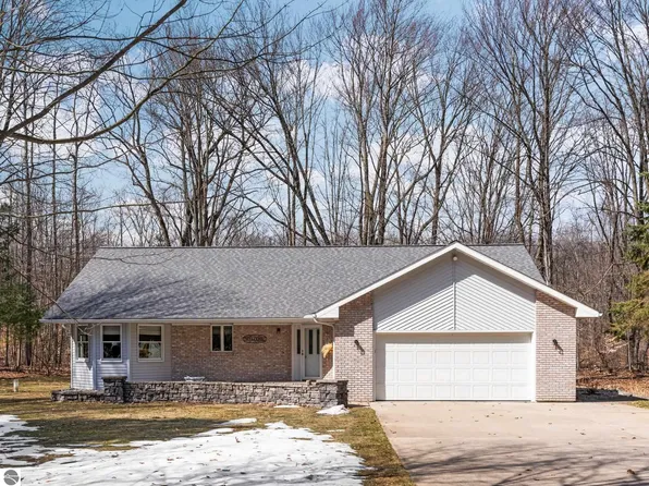 6436 Devon Ln, Cadillac, MI 49601