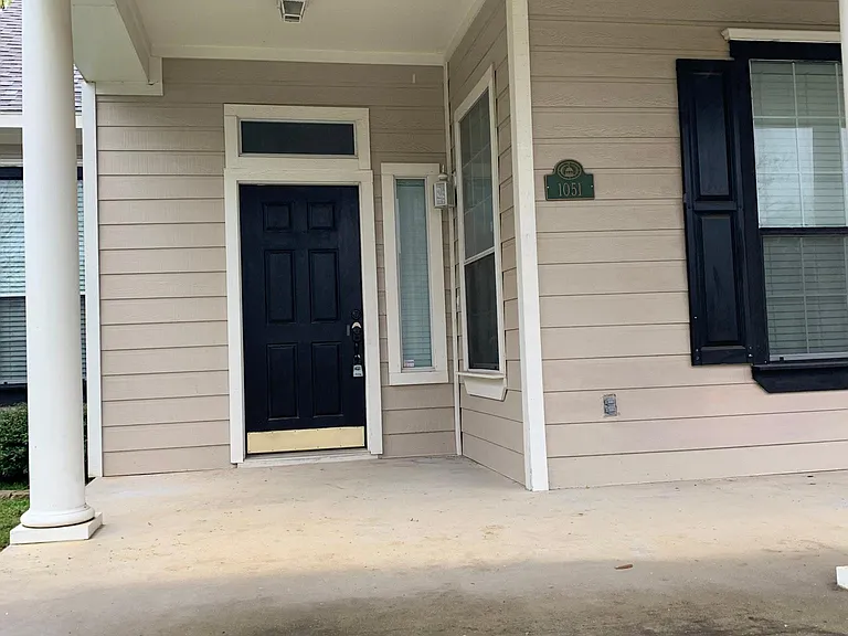 1051 Elm Dr — Photo 3