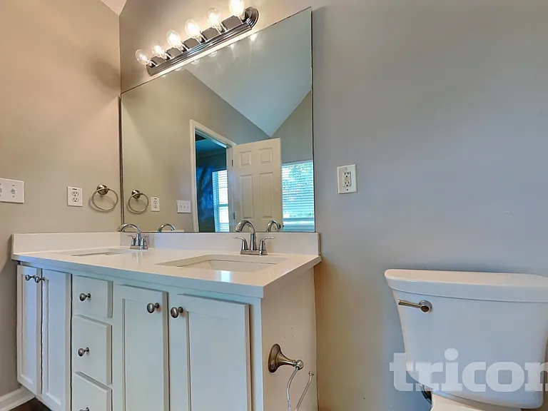 660 Tipperary Rd — Photo 6