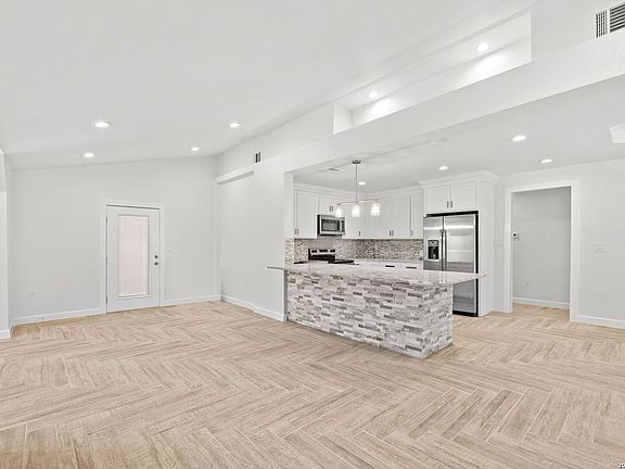 4th image of 139 STORY LN