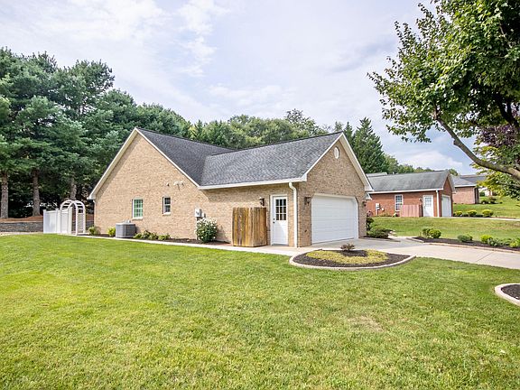 5th image of 1539 Rosewalk Ln SE