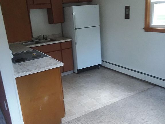 4th image of 208 Meadow Ln APT 4