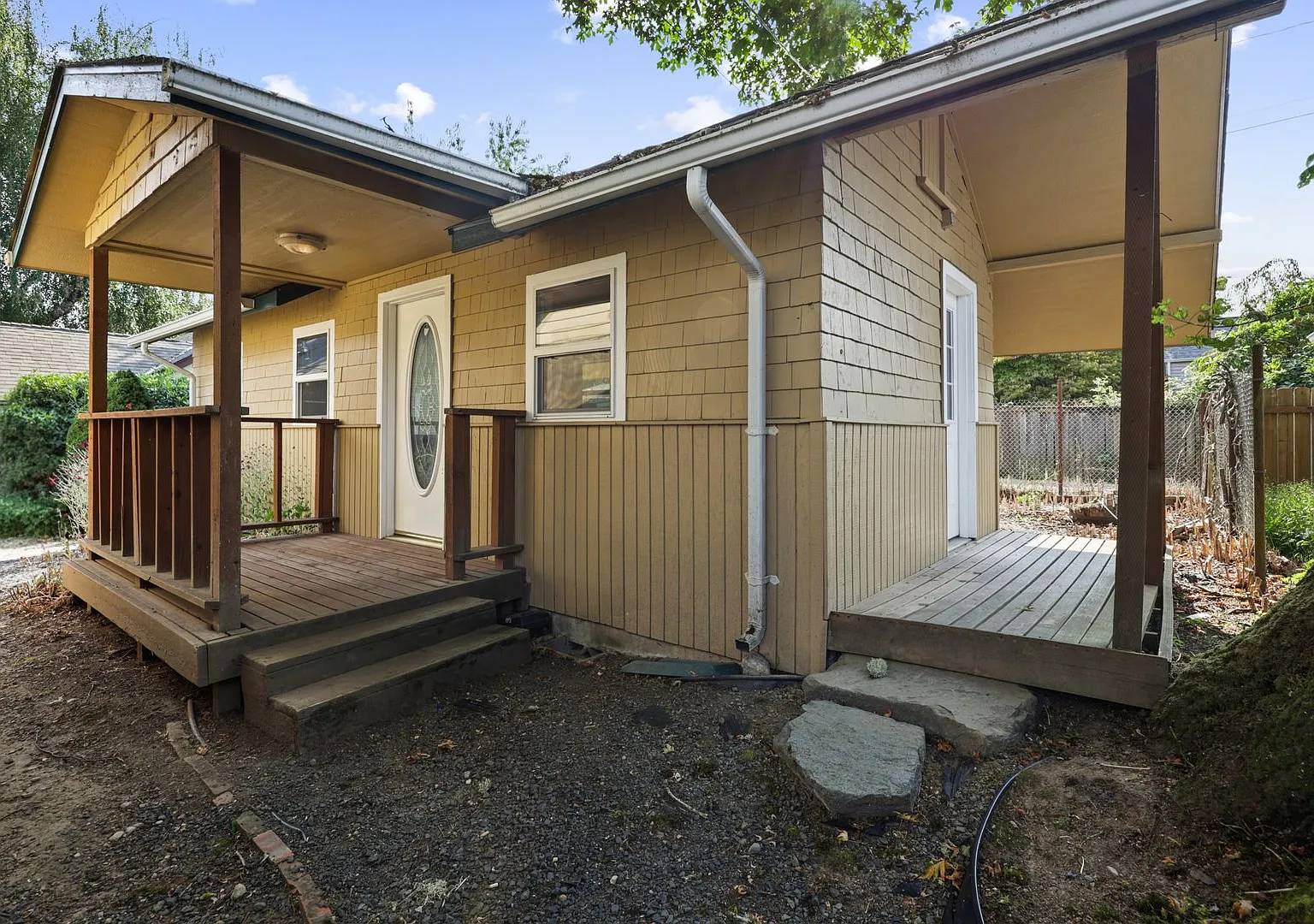 Fantastic location, move in ready! 1 bed, one bath, HUGE kitchen! — Photo 2