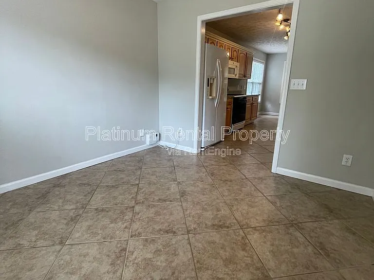 475 Ellesmere Way — Photo 7