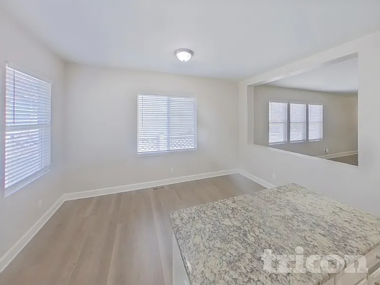 2290 Saint Claire Dr — Photo 4