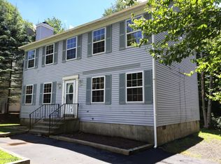 1048 Country Place Dr, Tobyhanna, PA 18466
