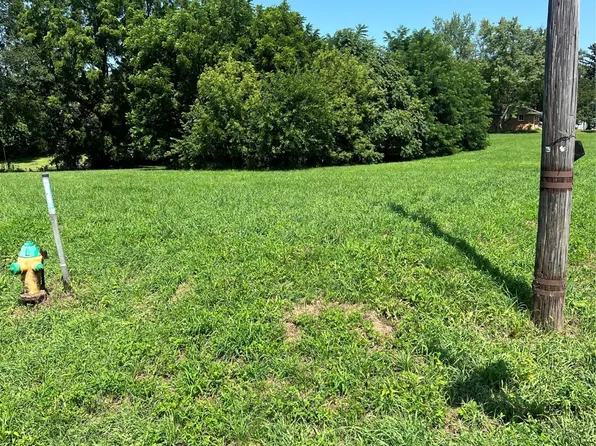 1660 E Army Post Rd, Des Moines, IA 50320