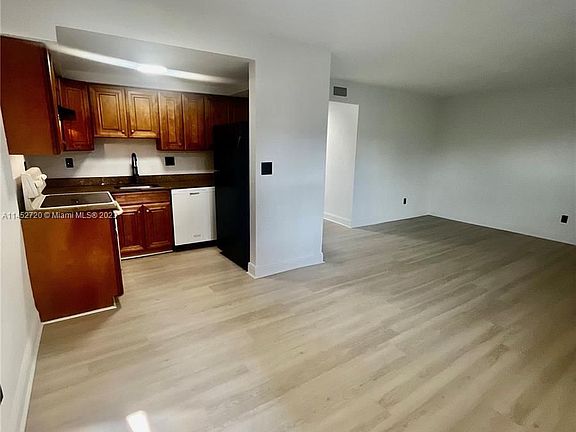 4th image of 1530 NE 136th St #18