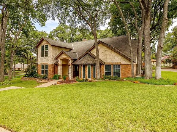 2305 Crown Colony Dr, Arlington, TX 76011