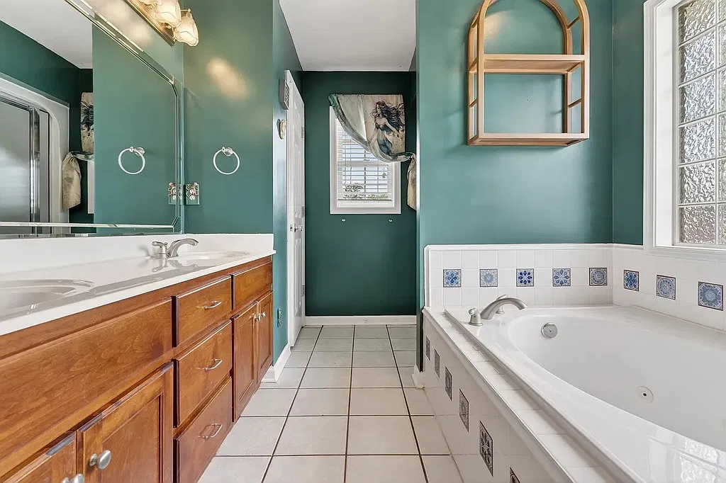 Spacious 3-Bed Single-Family Home with Garage and Central AC — Photo 4